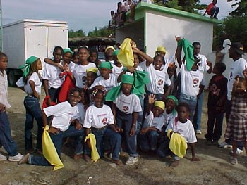 Nios/as de danza en el espectculo del Batey 6 de Barahona