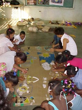 pintando los alrededores, usando materiales recuperados