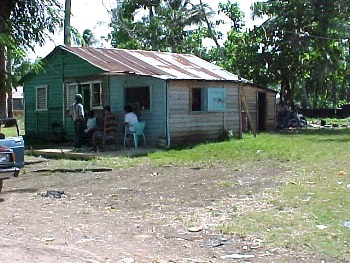 casas humildes y simples pero .. con las puertas abiertas