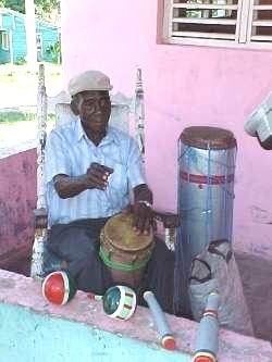 Don Sixto y sus instrumentos bautizados