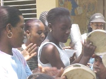 una comunidad donde todos y todas tradicionalmente cantan y bailan